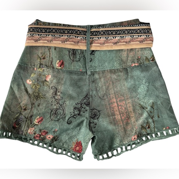 Boho Floral Green Women's Shorts zip medium - Picture 2 of 8